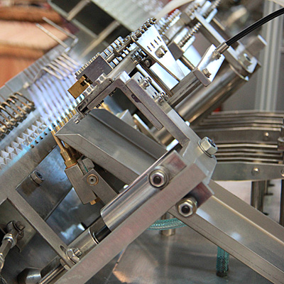 Equipment for filling liquids in glass vials with sealing in Russia www.Minipress.ru