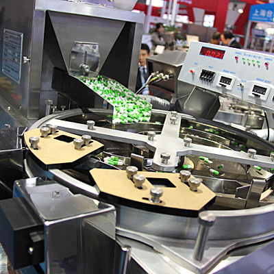 Equipment for counting and packaging the tablets and gelatin capsules in plastic and glass bottles www.Minipress.ru