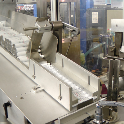 Équipement pour le remplissage de tubes en plastique et aluminium en Russie www.Minipress.ru