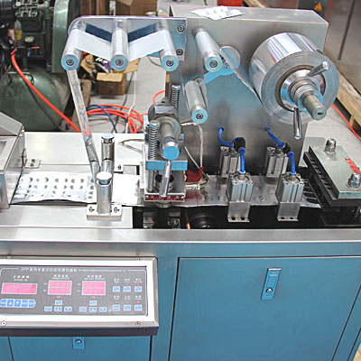 Automatische und halbautomatische Blistermaschine www.Minipress.ru