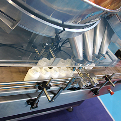 Geräte zum Zählen und Verpacken der Tabletten und Gelatinekapseln in Kunststoff- und Glasflaschen www.Minipress.ru