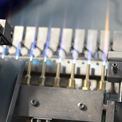 Attrezzatura per il riempimento liquidi in fiale di vetro con guarnizione www.Minipress.ru