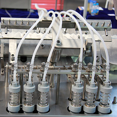 Attrezzatura per il riempimento liquidi in fiale di vetro con guarnizione www.Minipress.ru