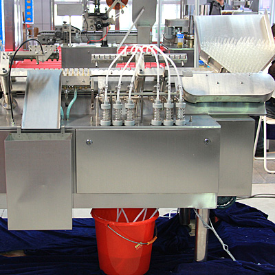 Attrezzatura per il riempimento liquidi in fiale di vetro con guarnizione www.Minipress.ru