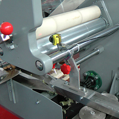 Attrezzatura cellophane scatole di cartone per il confezionamento di farmaci film plastici www.Minipress.ru