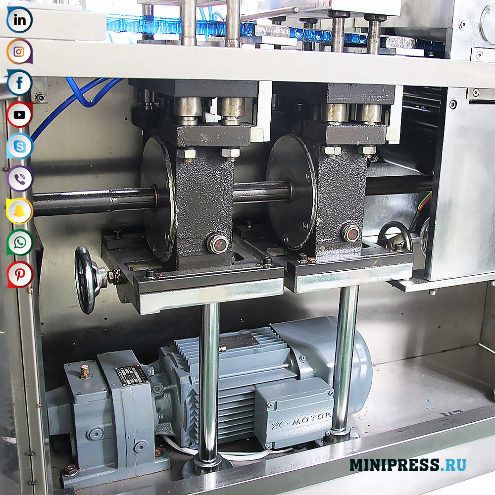 Equip per omplir i embalar cucs de sang en butllofes