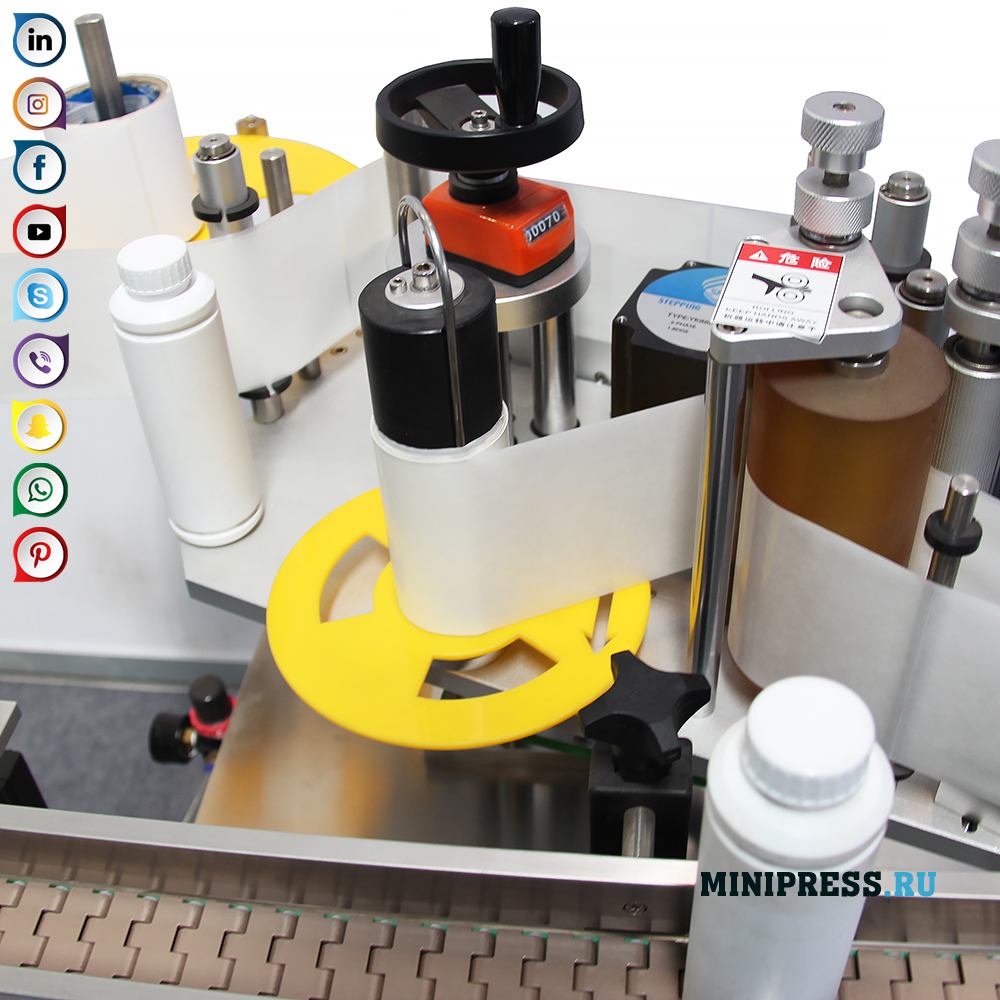 Etiketovací stroj pro jednostranné nebo oboustranné etiketování skleněných a plastových lahví