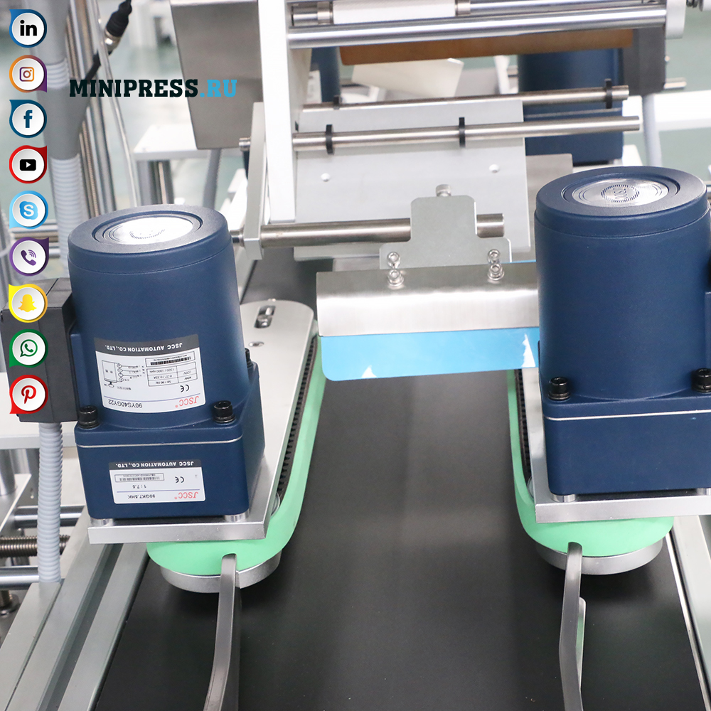 蓋または箱の上のラベル貼付機