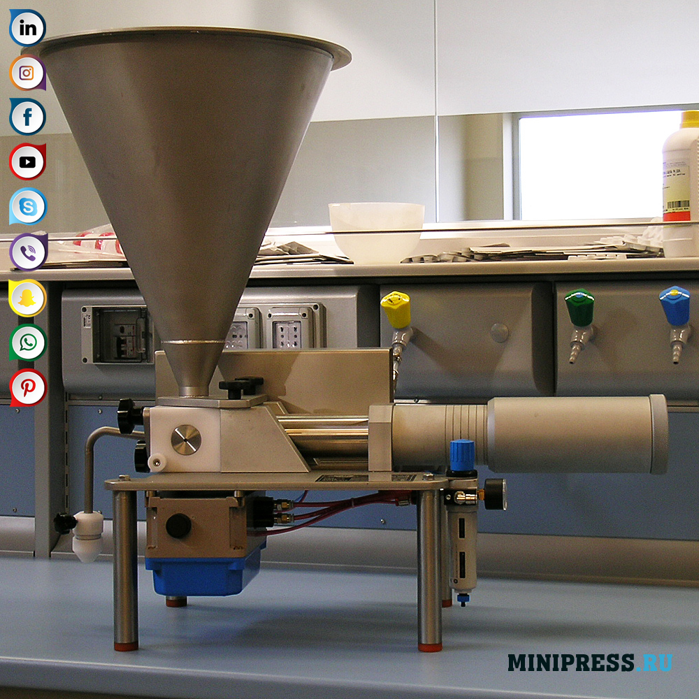 Пневматска машина на врвот на бенч за дистрибуција на течности, креми и мази.