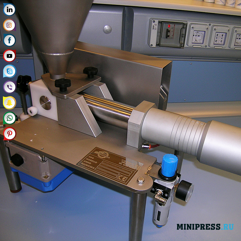Pneumatisk maskin med benk-topp for dosering av væsker, kremer og salver.