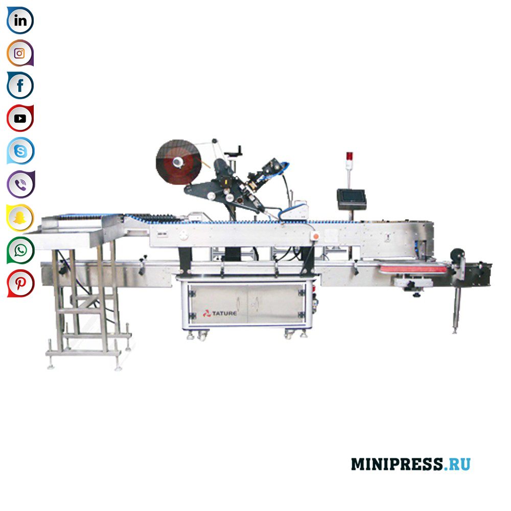Horisontell utrustning för märkning av runda flaskor och placering i en monteringsbehållare