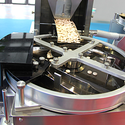 Equipamento para a contagem e embalagem dos comprimidos e cápsulas de gelatina em garrafas de plástico e de vidro www.Minipress.ru