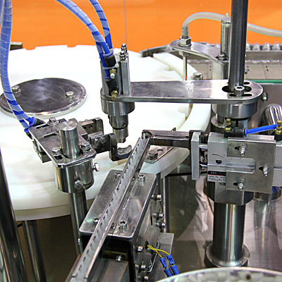 Equipo de embalaje de líquidos y taponado de botellas y frascos en Rusia www.Minipress.ru