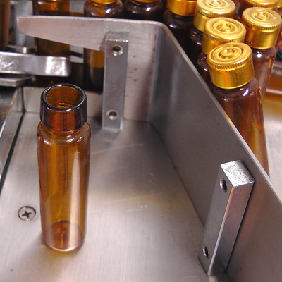 Equipo de embalaje de líquidos y taponado de botellas y frascos en Rusia www.Minipress.ru