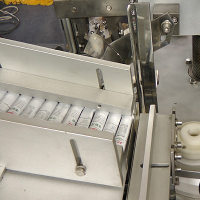 Equipo de embalaje de tubos de plástico y de aluminio en Rusia www.Minipress.ru